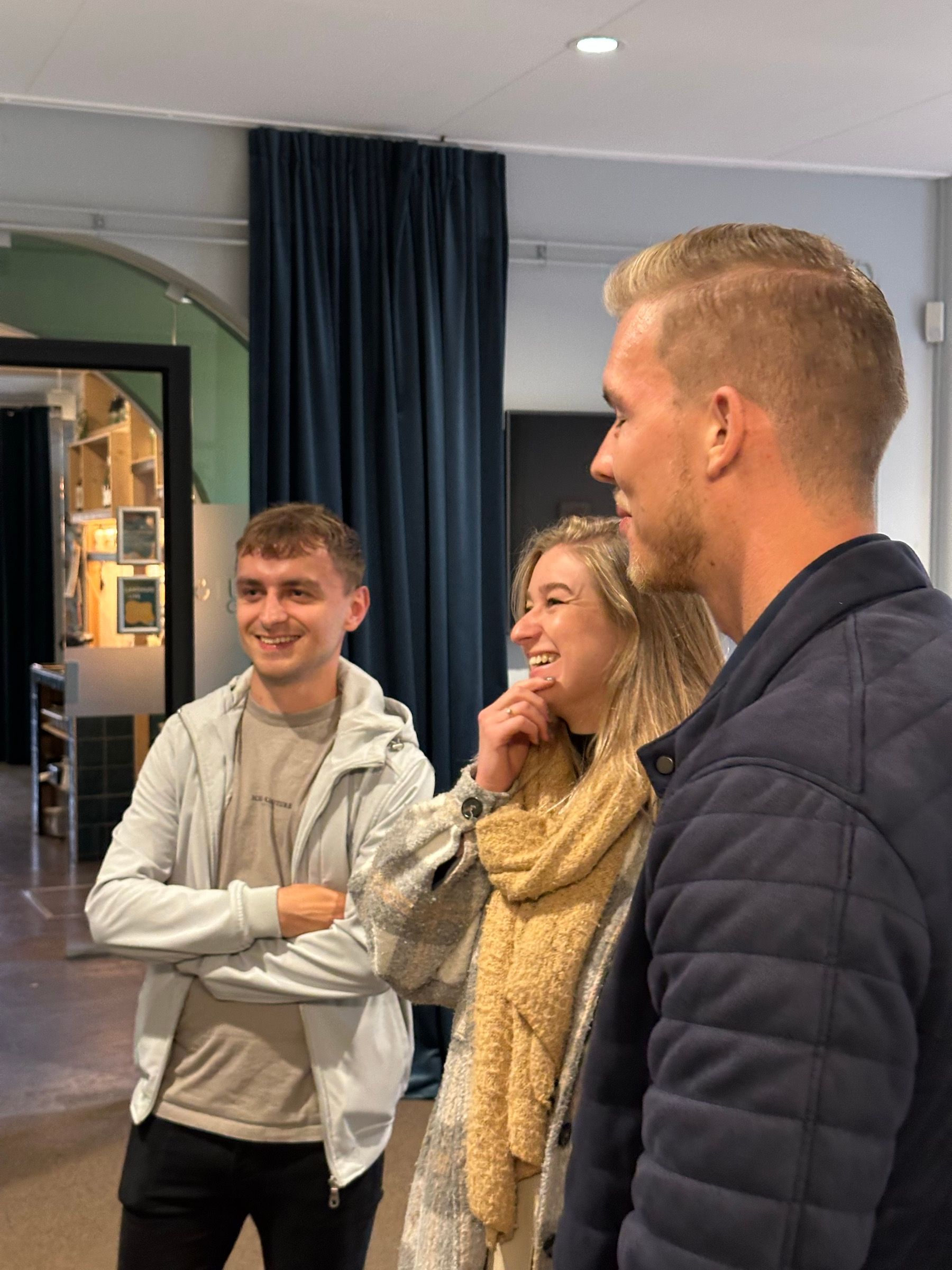 Studenten in gesprek tijdens een edit-middag