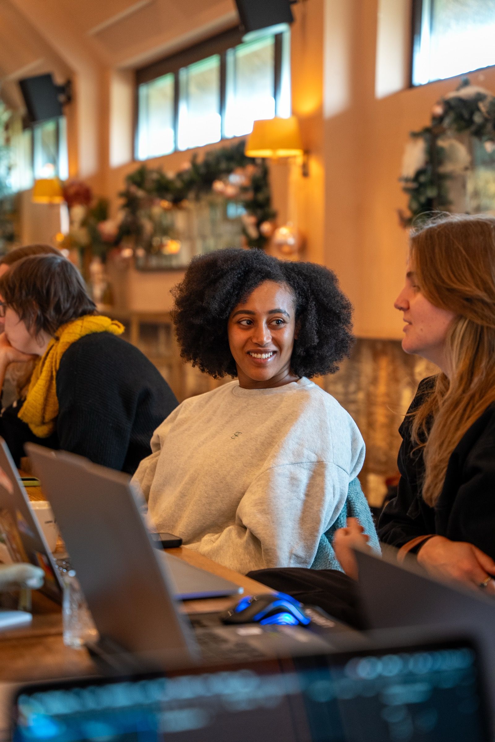 Studenten werken samen aan hun edits tijdens een co-working dag