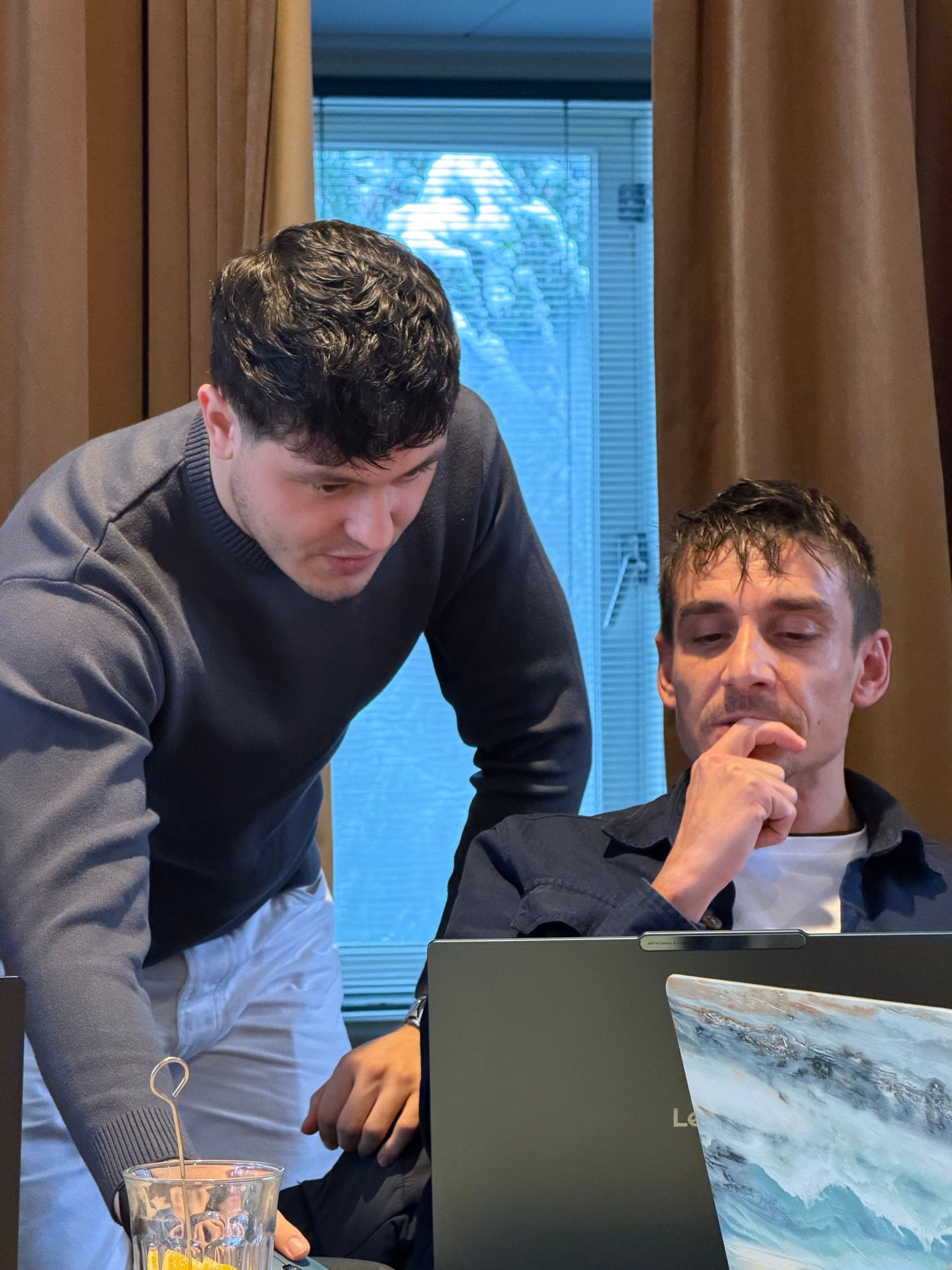Persoonlijke feedback op een edit, samen achter de laptop
