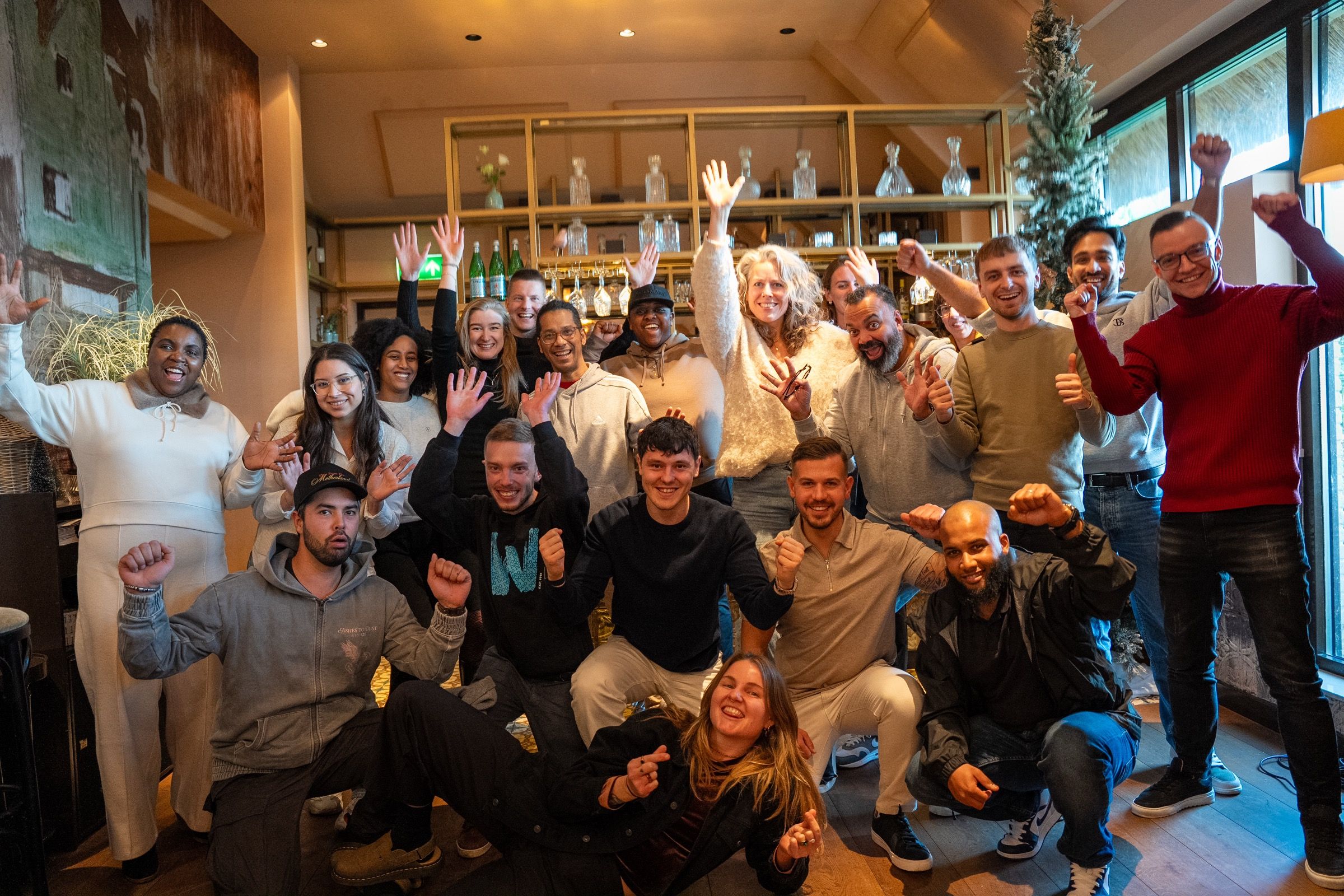 Groep studenten juicht samen tijdens een live dag